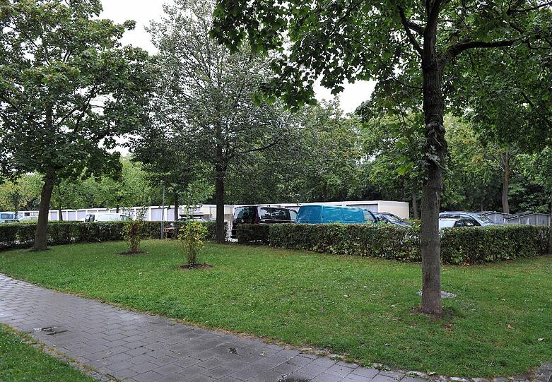 Ein Weg durch die Grünfläche einer Wohnanlage in Ingolstadt, auf der die Leiche gefunden wurde.