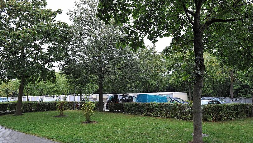 Ein Weg durch die Grünfläche einer Wohnanlage in Ingolstadt, auf der die Leiche gefunden wurde. Ein Weg durch die Grünfläche einer Wohnanlage in Ingolstadt, auf der die Leiche gefunden wurde.