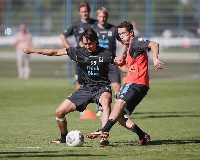 Löwe Philipp Steinhart, hier im Zweikampf mit Markus Schwabl (l.).
