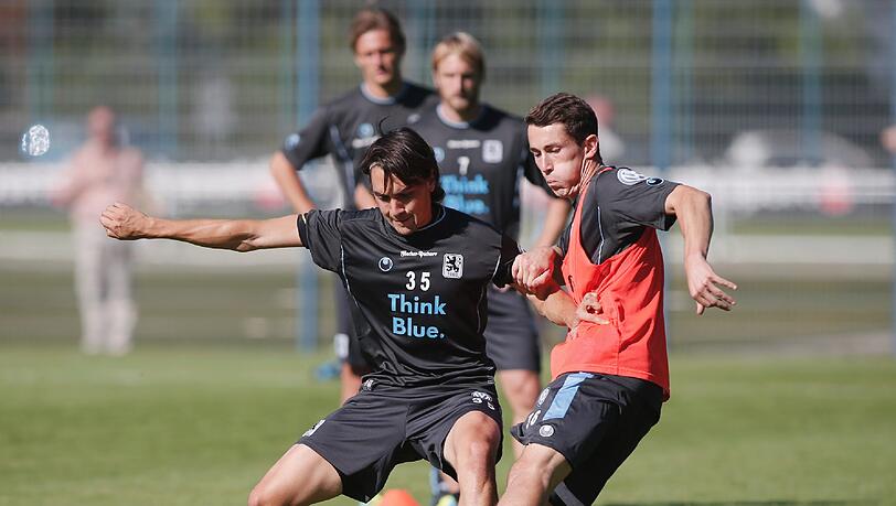 Löwe Philipp Steinhart, hier im Zweikampf mit Markus Schwabl (l.). Löwe Philipp Steinhart, hier im Zweikampf mit Markus Schwabl (l.).