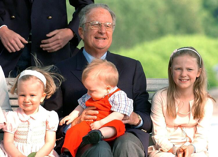 Belgiens König Albert II. genießt die Zeit mit seinen Enkeln. Links von ihm Prinzessin Elisabeth, auf dem Schoß hält er ihren kleinen Bruder, Prinz Gabriel. Rechts sitzt ihre Cousine, Prinzessin Louisa-Maria. Elisabeth und Gabriel haben mittlerweile noch zwei Geschwisterchen: Prinz Emmanuel und Prinzessin Éleonore.