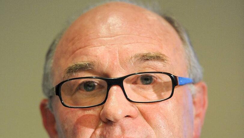 Keine guten Erfahrungen mit Haarverpflanzungen: Horst Köppel. Der ehemalige Trainer an der Seite von Nationalcoach Beckenbauer tippt auf ein 4:2 für Borussia Dortmund im Pokalfinale gegen den FC Bayern München. Keine guten Erfahrungen mit Haarverpflanzungen: Horst Köppel. Der ehemalige Trainer an der Seite von Nationalcoach Beckenbauer tippt auf ein 4:2 für Borussia Dortmund im Pokalfinale gegen den FC Bayern München.