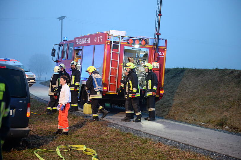 Ein Linienbus und zwei Autos sind am Montag bei Grabenstätt (Kreis Traunstein) zusammengestoßen. Die Bilder von der Unfallstelle.