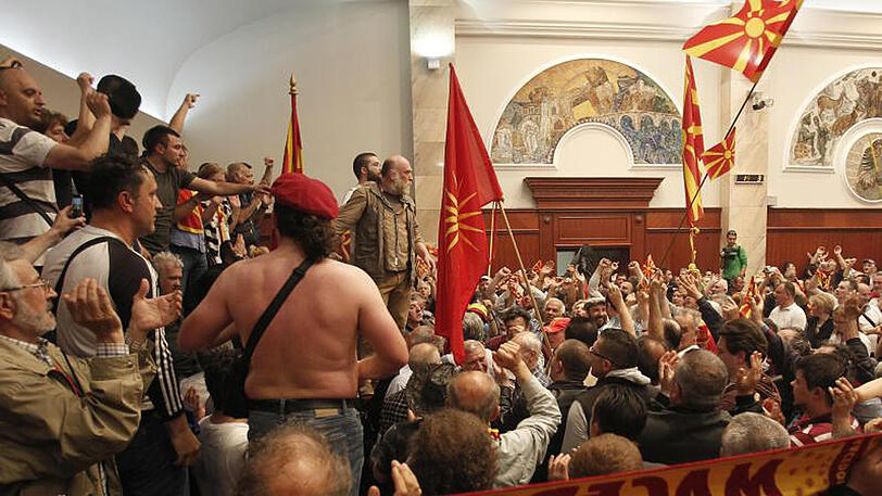Anhänger des langjährigen Regierungschefs Gruevski haben das Parlament erstürmt.