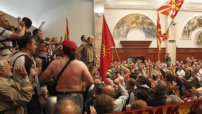 Anhänger des langjährigen Regierungschefs Gruevski haben das Parlament erstürmt. Anhänger des langjährigen Regierungschefs Gruevski haben das Parlament erstürmt.