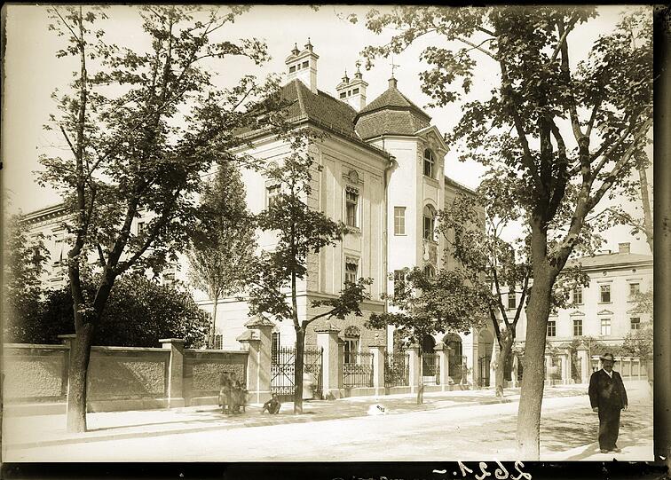 Auch die Nußbaumstraße zählt zur Ludwigsvorstadt: Hier ist der neubarocke Flügel der Chirurgischen Klinik um 1905 zu sehen.