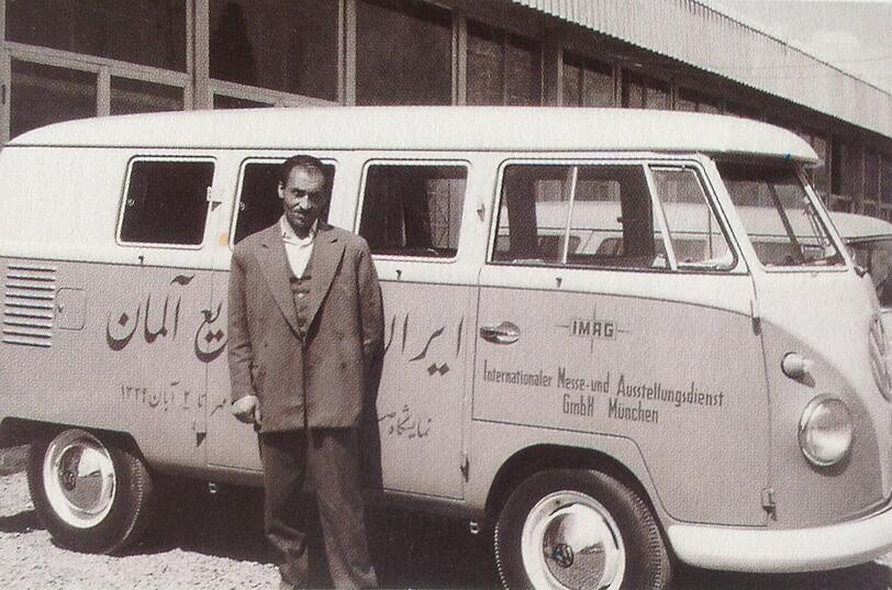 1960: Ein Bild von der ersten Messe in Iran. Damals ist man noch mit alten VW-Bussen unterwegs.