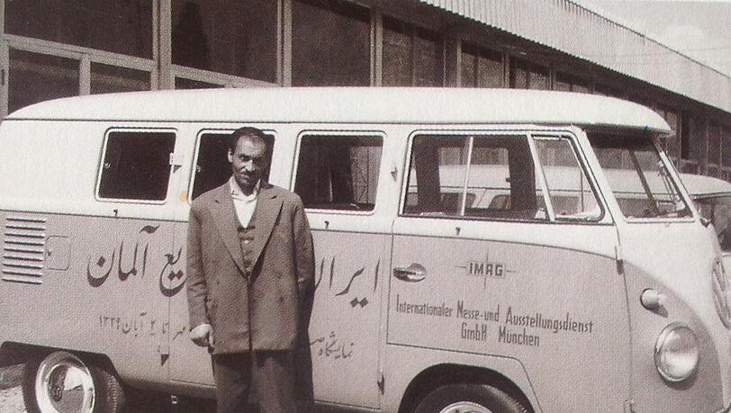 1960: Ein Bild von der ersten Messe in Iran. Damals ist man noch mit alten VW-Bussen unterwegs. 1960: Ein Bild von der ersten Messe in Iran. Damals ist man noch mit alten VW-Bussen unterwegs.