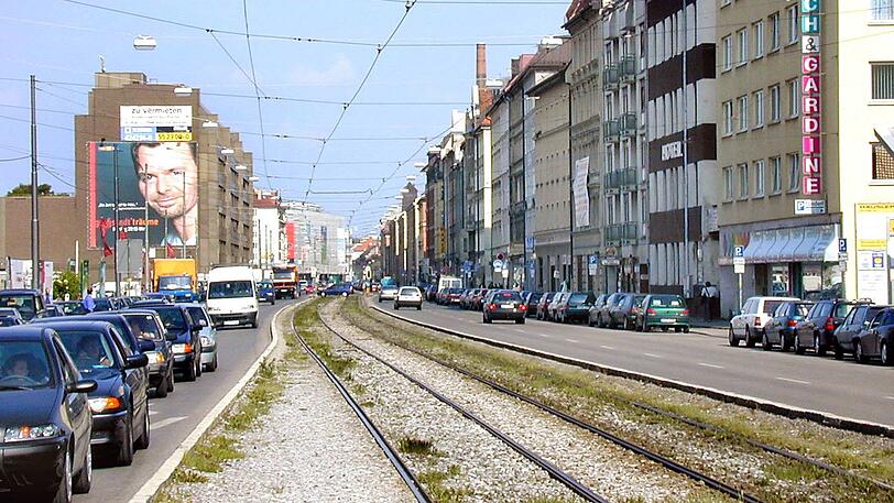Viel Verkehr an der Landsberger Straße. Beim Ein- und Ausbiegen müssen Autofahrer besonders aufpassen. (Archivfoto)