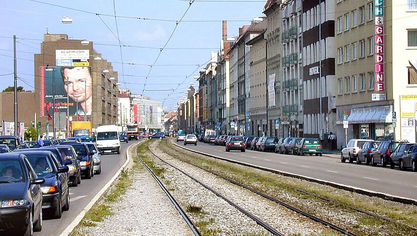 Viel Verkehr an der Landsberger Straße. Beim Ein- und Ausbiegen müssen Autofahrer besonders aufpassen. (Archivfoto) Viel Verkehr an der Landsberger Straße. Beim Ein- und Ausbiegen müssen Autofahrer besonders aufpassen. (Archivfoto)
