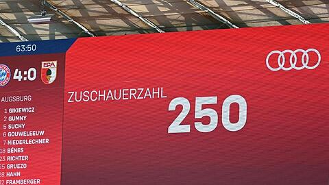 In der Münchner Allianz-Arena wird die Zuschauerzahl auf der Anzeigentafel präsentiert.