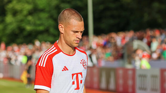 Plötzlich soll auch Bayern-Star Joshua Kimmich bei den Münchnern nicht mehr unantastbar sein.