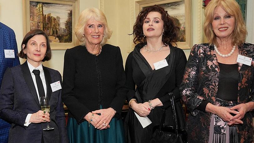 Königin Camilla (li.) neben "The Crown"-Star Helena Bonham Carter im Clarence House.