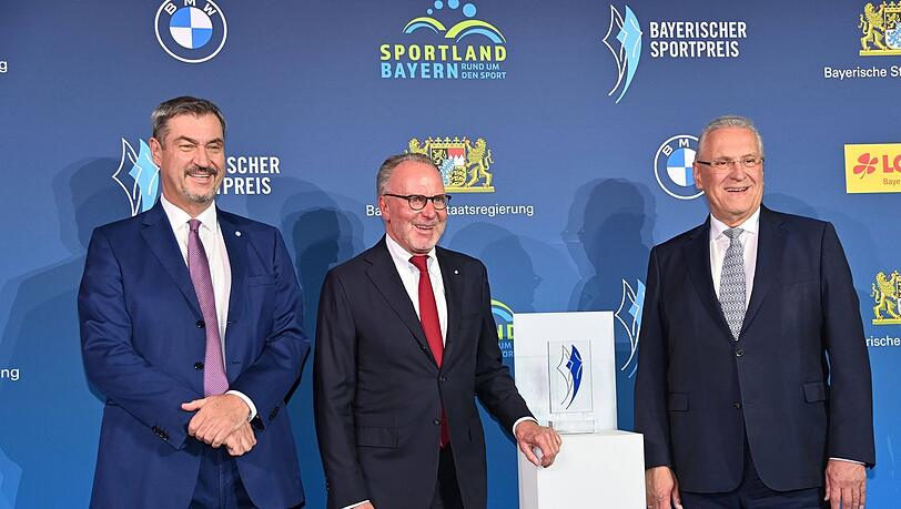 Besondere Auszeichnung: Markus Söder (v.l.) ehrt Bayern-Legende Karl-Heinz Rummenigge mit dem Persönlichen Preis des Ministerpräsidenten. Rechts: Joachim Herrmann.