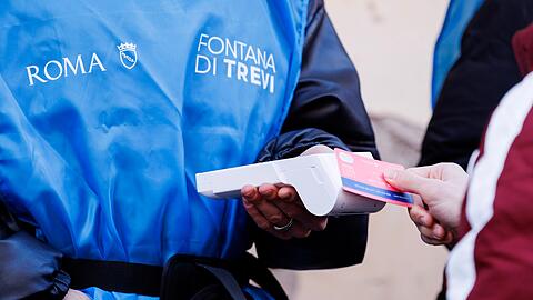 Die italienische Hauptstadt versucht mit dieser Ma&szlig;nahme, die Besucherstr&ouml;me an einem der wichtigsten Touristenmagnete Roms besser zu kanalisieren und Gedr&auml;nge zu verhindern.