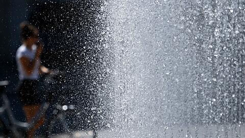 Abk&uuml;hlung ist in diesen Tagen gefragt: Es bleibt hochsommerlich hei&szlig;.