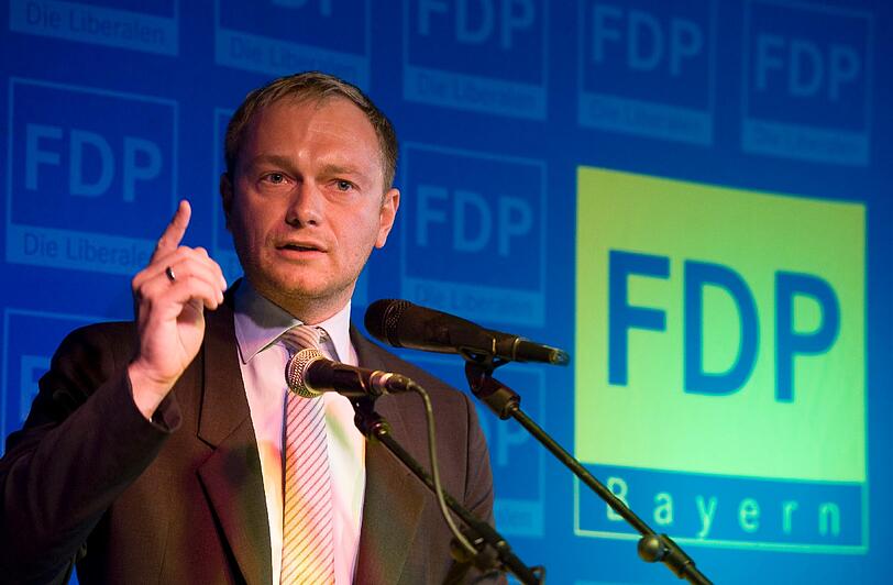 Gillamoos-Volksfest 2011: FDP-Generalsekretaer Christian Lindner begab sich bei seiner Rede nicht in die Gefahren der Ironie. Dafür gab es harsche Attacken auf SPD: &bdquo;Die Sozialdemokraten sind die letzten Griechen Europas.&ldquo;