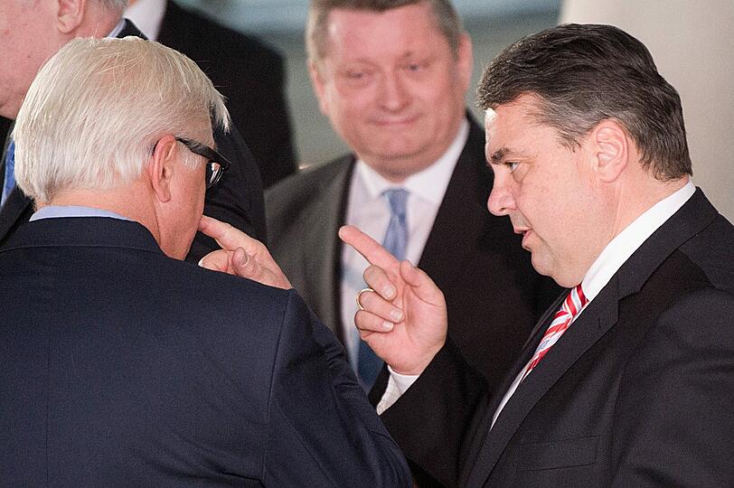 Steinmeier, Gröhe und Gabriel - endlich haben sie sich auf einen Vertrag geeinigt.