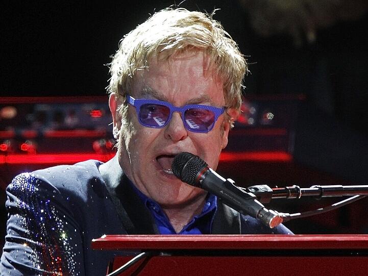 Elton John bei einem Auftritt in Manchester