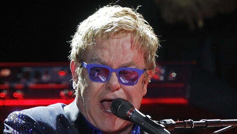 Elton John bei einem Auftritt in Manchester Elton John bei einem Auftritt in Manchester