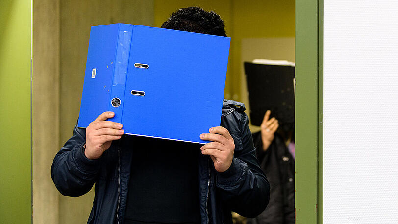 Der 28-jährige Mann und seine 29-jährige Verlobte müssen sich seit Montag vor dem Landgericht München I verantworten, weil sie das Opfer zum Geschlechtsverkehr mit 100 bis 150 Freiern gezwungen haben sollen.