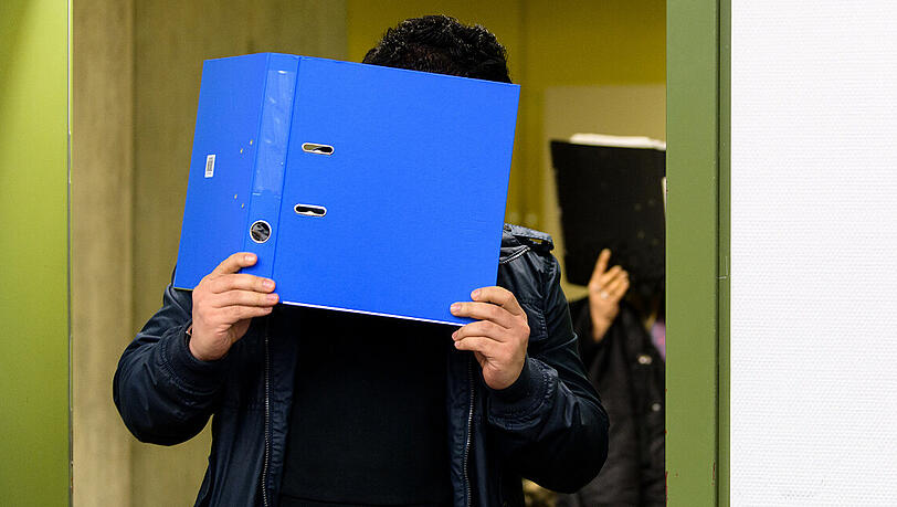 Der 28-jährige Mann und seine 29-jährige Verlobte müssen sich seit Montag vor dem Landgericht München I verantworten, weil sie das Opfer zum Geschlechtsverkehr mit 100 bis 150 Freiern gezwungen haben sollen. Der 28-jährige Mann und seine 29-jährige Verlobte müssen sich seit Montag vor dem Landgericht München I verantworten, weil sie das Opfer zum Geschlechtsverkehr mit 100 bis 150 Freiern gezwungen haben sollen.