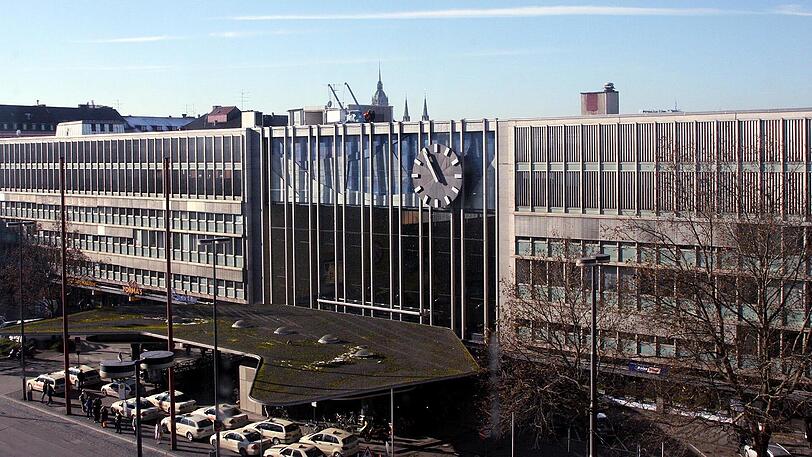 Der "Schwammerl" vor dem Hauptbahnhof. Das Vordacht soll jetzt erst im nächsten Jahr abgerissen werden.
