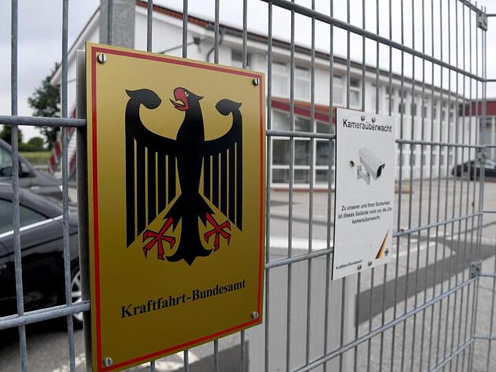 Ein Schild "Kraffahrt-Bundesamt" hängt an einem Gitter auf dem Gelände des Bundesamtes. Foto: Carsten Rehder/Archivbild