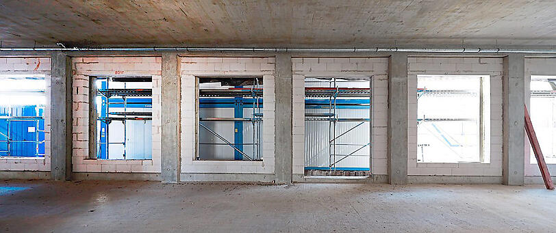 Das neue Schwabinger Wirtshaus bekommt große, bodentiefe Gaststättenfenster, wie man hier im Rohbau schon sehen kann.