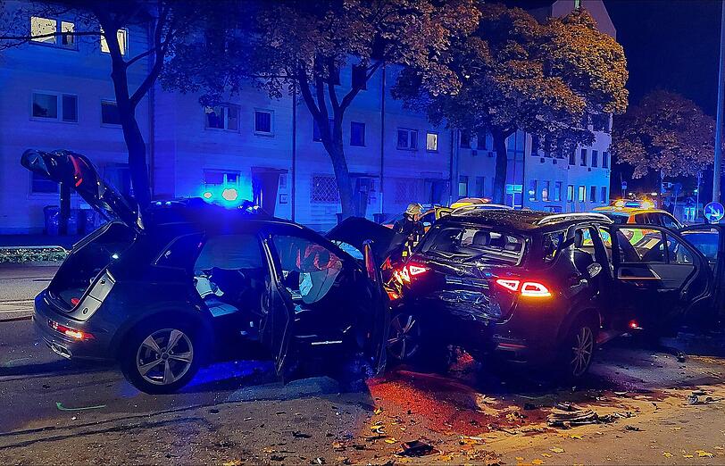 Die Einsatzkräfte begannen sofort mit der Erstversorgung der verletzten Pkw-Insassen.