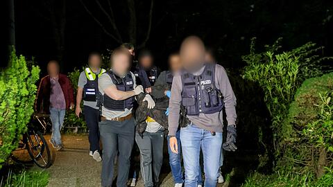 In Heiligenhaus bei Düsseldorf haben Polizisten einen verdächtigen Mann festgenommen.