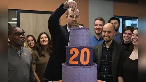 Prinz William wurde mit einer mehrst&ouml;ckigen Torte &uuml;berrascht.