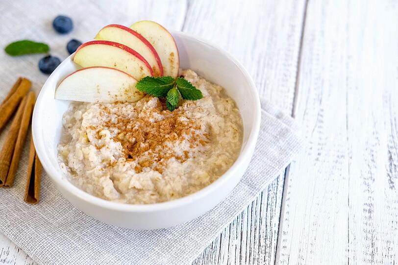Probieren Sie folgende leckere Porridge-Bowl: Zerdrückte Banane mit Haferflocken und Wasser in einem Topf aufkochen und je nach Belieben Früchte und Beeren hinzufügen. Als weitere Toppings empfehlen sich Honig, Kardamom oder auch Ceylon-Zimtpulver. Denn vor allem Zimt regt die Verdauungssäfte an, hilft bei Magenbeschwerden und wirkt durchblutungsfördernd. Probieren Sie folgende leckere Porridge-Bowl: Zerdrückte Banane mit Haferflocken und Wasser in einem Topf aufkochen und je nach Belieben Früchte und Beeren hinzufügen. Als weitere Toppings empfehlen sich Honig, Kardamom oder auch Ceylon-Zimtpulver. Denn vor allem Zimt regt die Verdauungssäfte an, hilft bei Magenbeschwerden und wirkt durchblutungsfördernd.