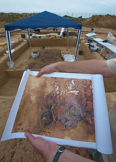Archäologen arbeiten am Mittwoch in Otzing (Niederbayern) an einer rund 3000 Jahre alten freigelegten Grabkammer. Am Mittwoch wurde mit der aufwendigen Bergung der Grabstätte aus der sogenannten Hallstattzeit aus dem 8. Jahrhundert vor Christus begonnen.