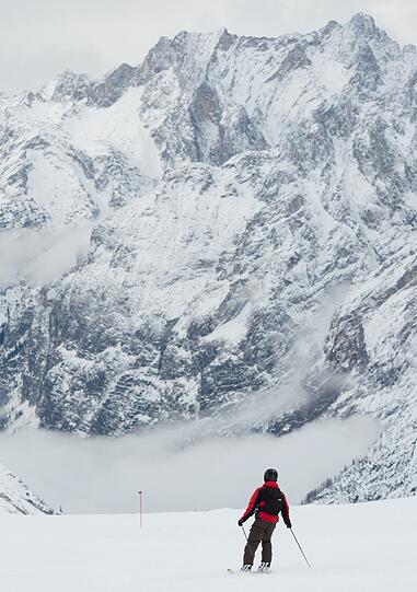 Endlich hat das Warten ein Ende: Die Ski-Saison in Bayern hat begonnen. Schon am ersten Wochenende tummelten sich rund 1.000 Wintersport-Fans allein auf der Zugspitze. Die Bilder.