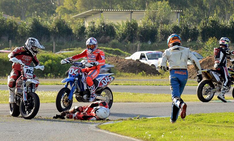 Motorrad-Ass Doriano Romboni stürzt, die nachfolgenden Fahrer erwischen ihn. Der 45-Jährige erliegt später seinen Verletzungen.