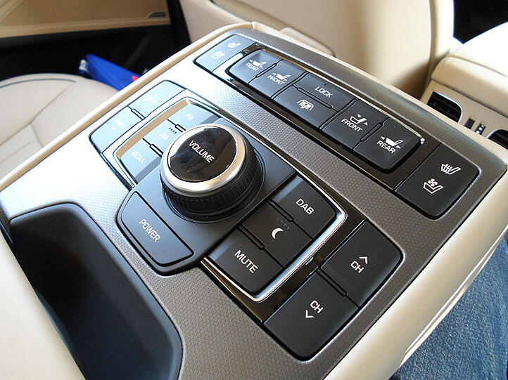 Der neue Hyundai Genesis ist eine vollformatige Limousine mit sehr guter Ausstattung. Deswegen wird auf kostenpflichtige Optionen verzichtet.