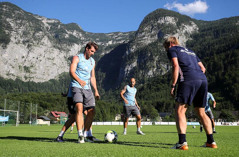 Löwen-Coach Bierofka ließ seine Mannschaft am Ankunftstag gleich nochmal ordentlich schwitzen - dafür gab's zur Belohnung ein Bad im Bach