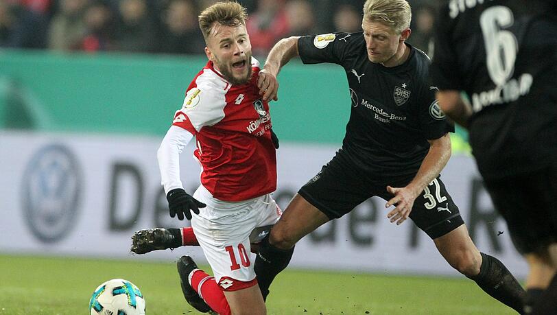 Der Mainzer Alexandru Maxim (l) und Stuttgarts Andreas Beck kämpfen um den Ball. Der Mainzer Alexandru Maxim (l) und Stuttgarts Andreas Beck kämpfen um den Ball.