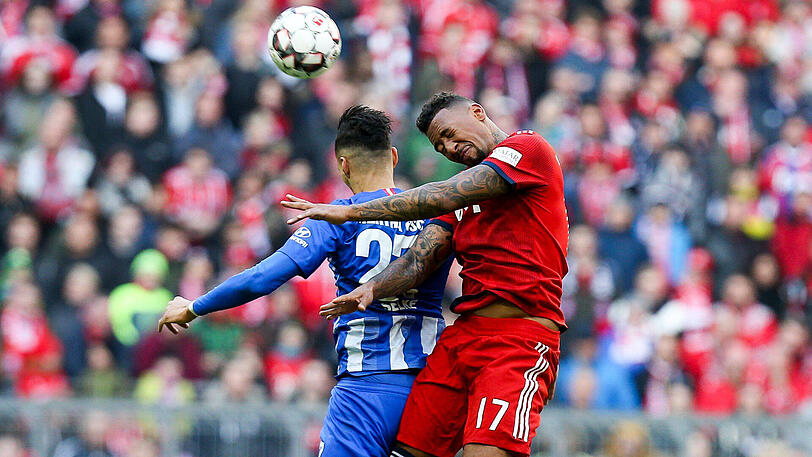 Eng am Mann: Jerome Boateng (re.) für den FC Bayern.