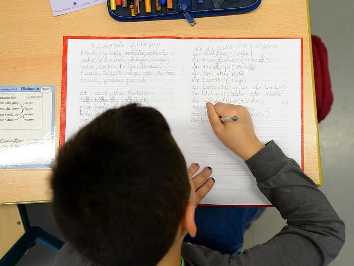 Von den positiven Wirkungen des Handschreibens auf einzelne Kompetenzen wie die Rechtschreibung, aber auch auf die schulischen Leistungen insgesamt sind nach der vom BLLV vorgestellten Studie nahezu alle Lehrer überzeugt.