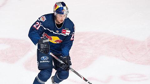 Dominik Kahun von München spielt den Puck.