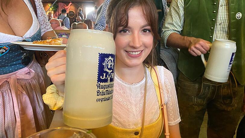 AZ-Wiesnreporterin Julia Wohlgeschaffen mit einer alkoholfreien Maß.