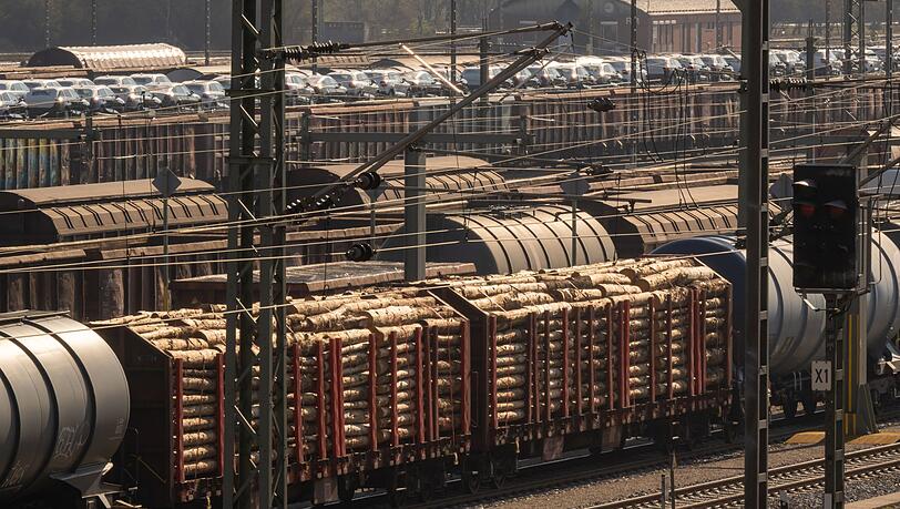 Experten vermuten einen Zusammenhang zwischen der Zugentgleisung bei Rosenheim und einer europaweiten Serie. (Symbolbild)