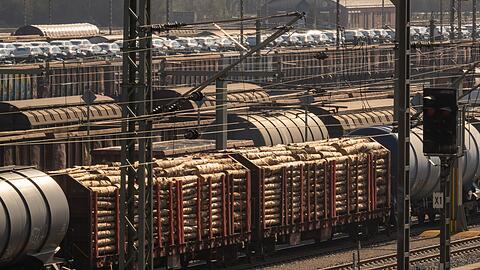 Experten vermuten einen Zusammenhang zwischen der Zugentgleisung bei Rosenheim und einer europaweiten Serie. (Symbolbild)