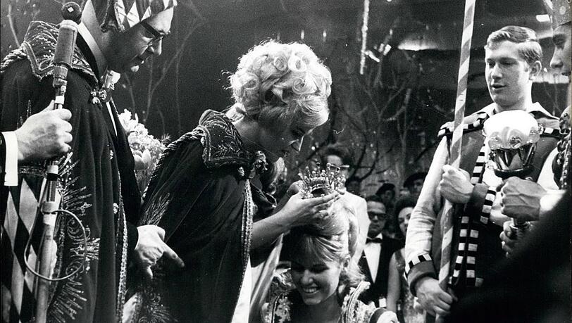 Eine alte Münchner Tradition: Bei einem Narhalla-Ball im Deutschen Theater im Jahr 1966. Eine alte Münchner Tradition: Bei einem Narhalla-Ball im Deutschen Theater im Jahr 1966.