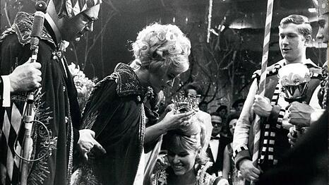 Eine alte M&uuml;nchner Tradition: Bei einem Narhalla-Ball im Deutschen Theater im Jahr 1966.