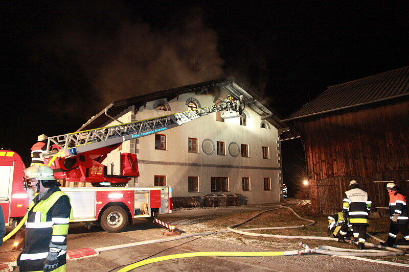 Brand in Schechen: Ein Dachstuhl ist völlig ausgebrannt. Hier die Bilder...
