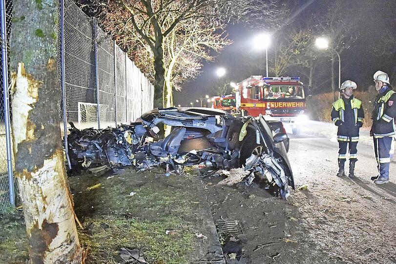 Vollig zerfetzt: Aus diesem Schrotthaufen wurde der Fahrer lebend geborgen. Bilder vom Einsatz in Vaterstetten.