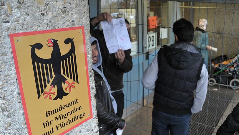 Die Große Koalition hat sich in Sachen Familien-Nachzug bei Flüchtlingen auf einen Kompromiss geeinigt. Die Große Koalition hat sich in Sachen Familien-Nachzug bei Flüchtlingen auf einen Kompromiss geeinigt.
